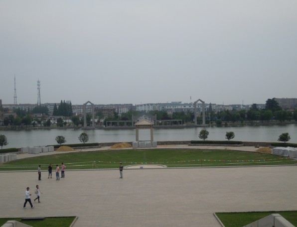 沿中轴线建的广场
