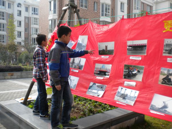 小学生观看图片展览.jpg