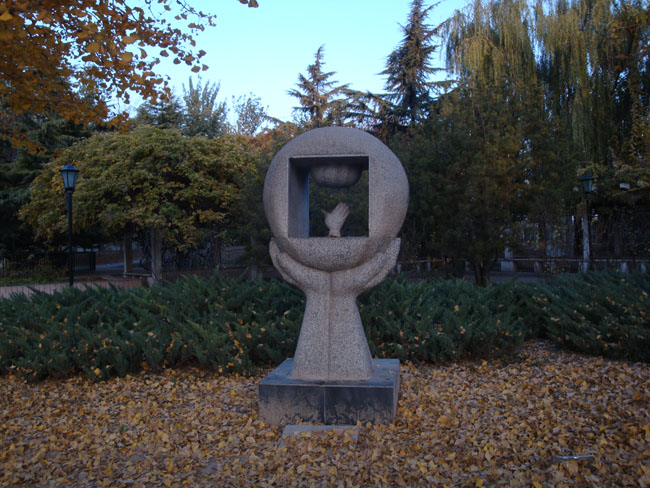 北京大兴区公园的雕塑 (1).JPG