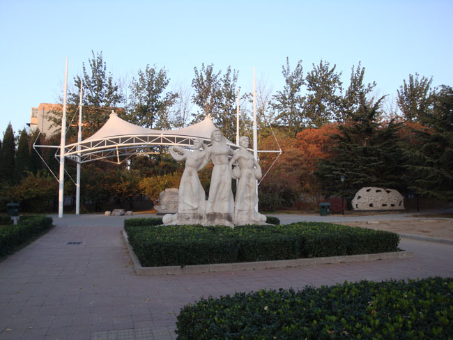 北京大兴区公园的雕塑 (2).JPG