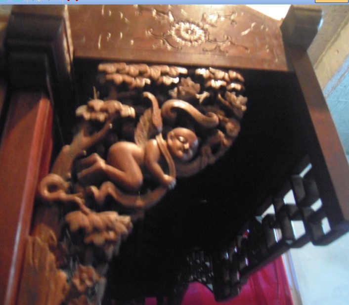 右侧床上沿的图案