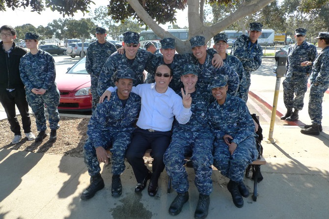 与美国海军官兵合影