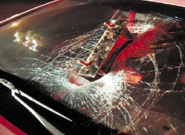 杭新景高速上，插在轿车挡风玻璃上的槽型铁片。 郑亮 龚望平 姜豪 摄.jpg