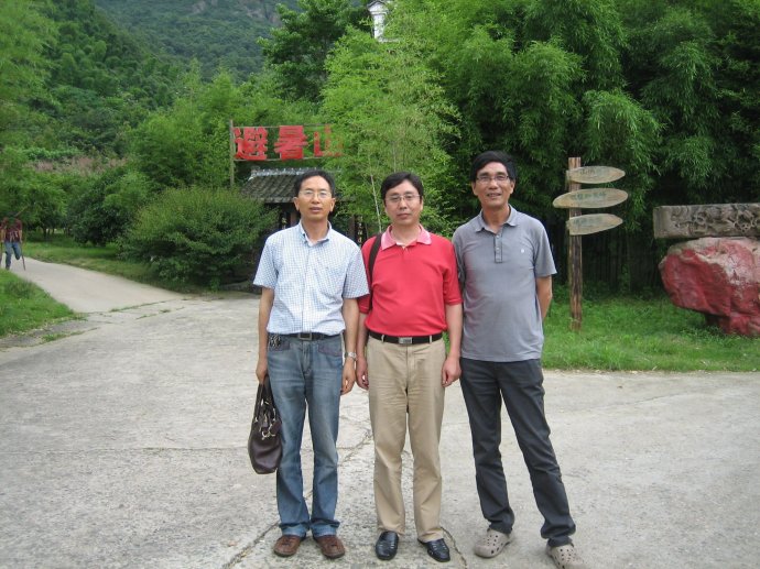 乡人大主任石木根、我、村主任屠晓春老同学在茅洋文化村合影