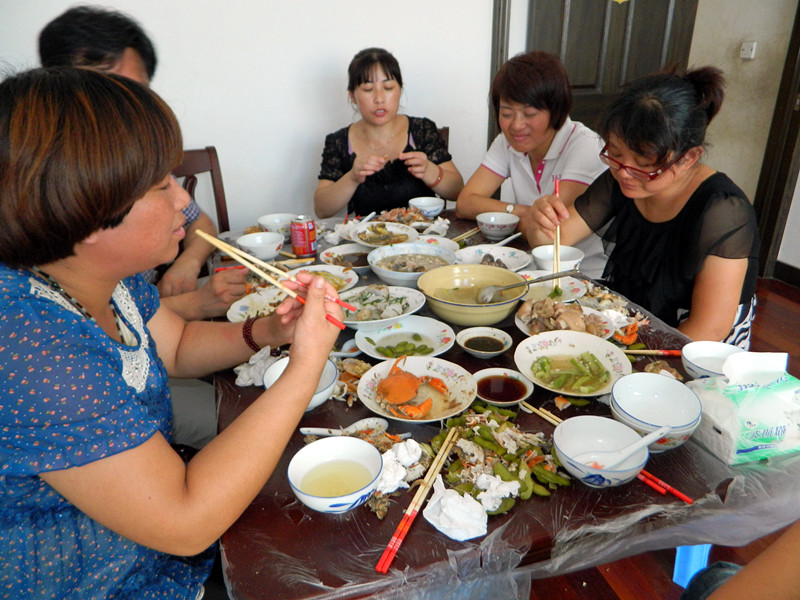墙头海山游29.jpg（满满的一桌菜被我们吃完了，野生的就是鲜，会吃吧）.jpg