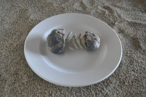 其作品以独特的结构和幽默感，.jpg