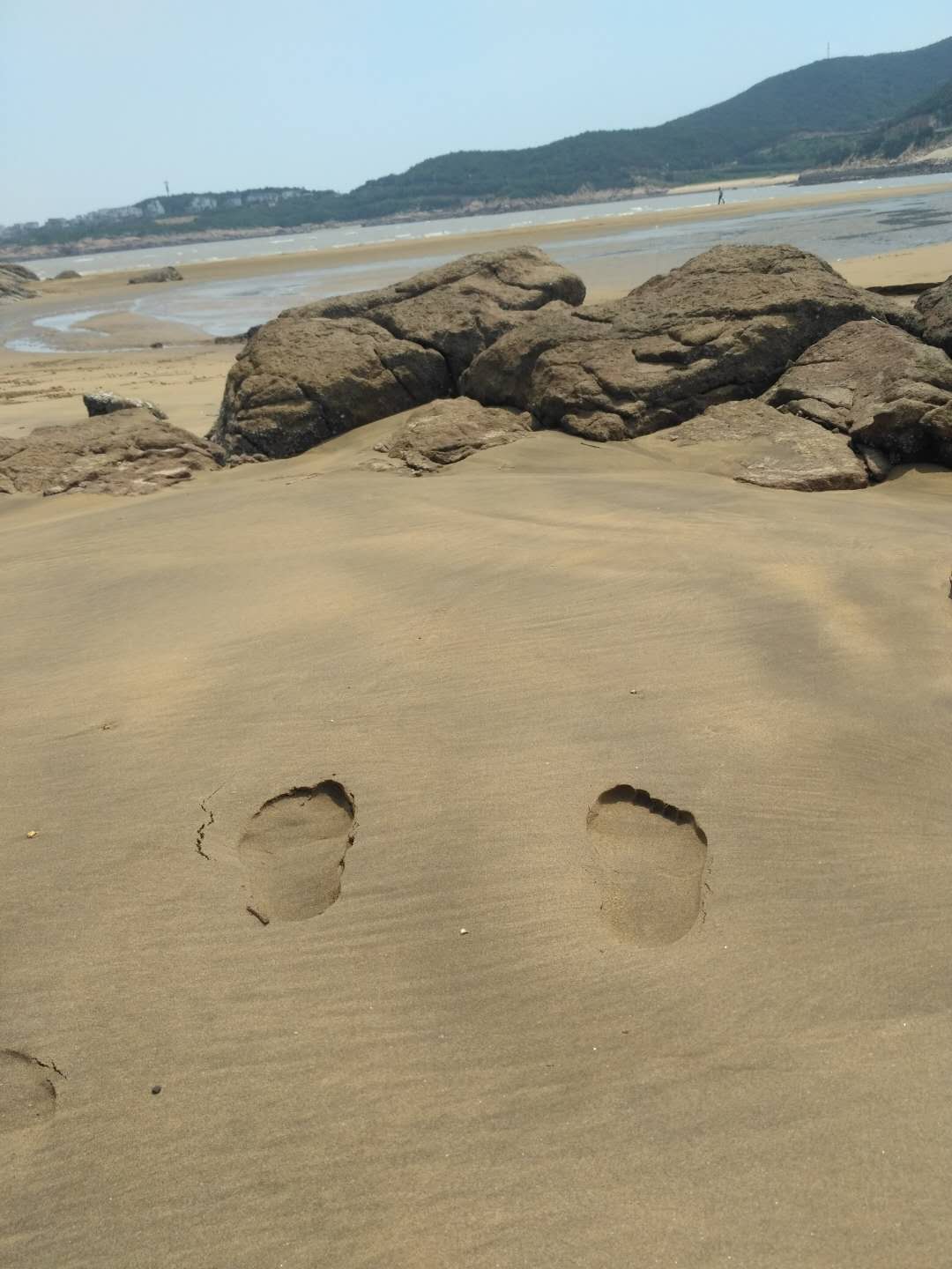 留在白沙湾沙滩的新鲜脚印
