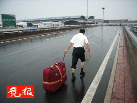 有些着急的旅客下车，步走着到机场.jpg