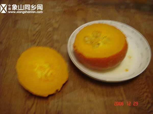 把南瓜切开盖把里面的籽弄出来.jpg