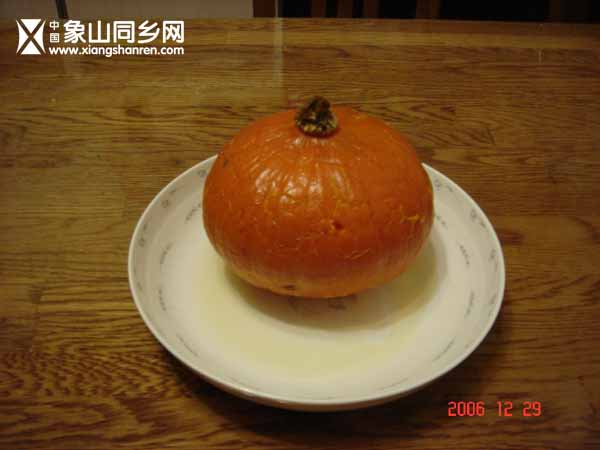 从蒸屉中刚拿出来的南瓜.jpg