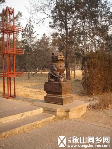右铁狮.JPG