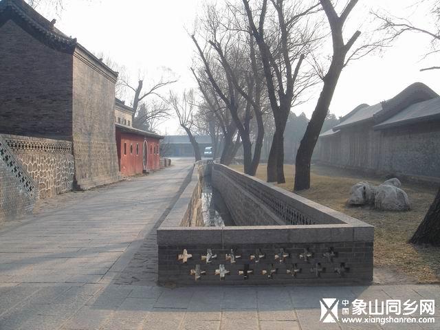 长长的出水渠.JPG
