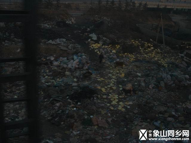 巨大的垃圾场.JPG