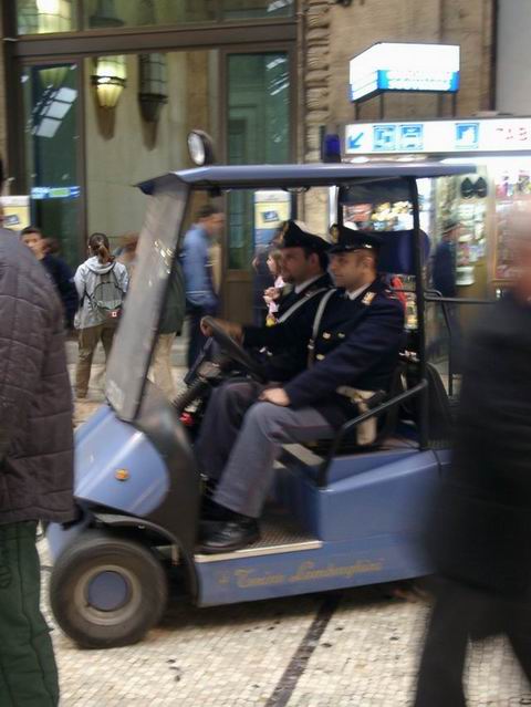 兰车站大厅里的警察先生，他们坐的电瓶车太慢了，所以还是有很多小偷。.jpg