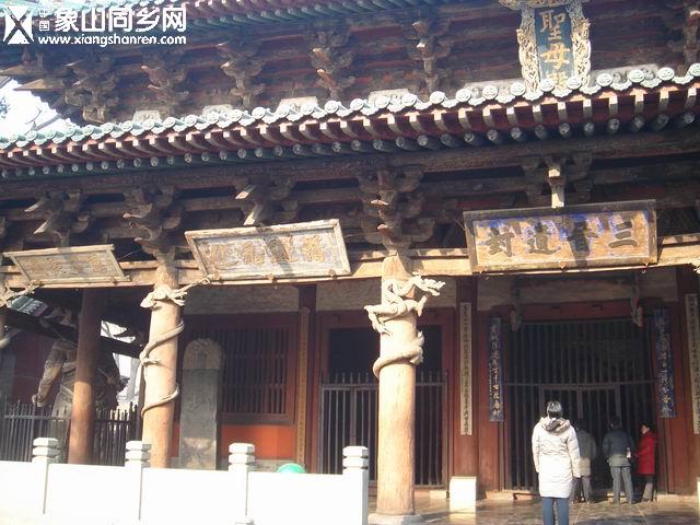 盘龙柱和牌匾2.JPG