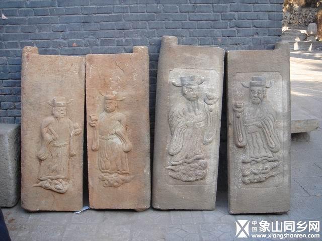 随处弃放的石刻.JPG