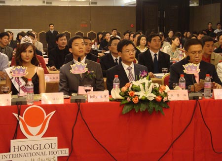 新闻发布会现场.jpg