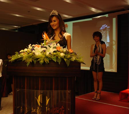 2006环球皇后发言.jpg