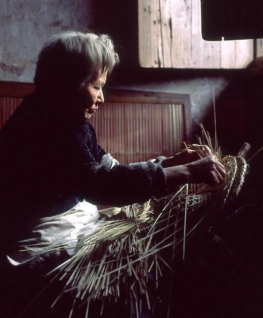 编斗笠，草的交响乐，以后下雨天戴什么？.jpg