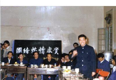 胡锦涛参加了贵州大学85级应用数学班的主题班会.jpg