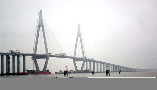 杭州湾跨海大桥主航道桥顺利合龙.jpg.jpg