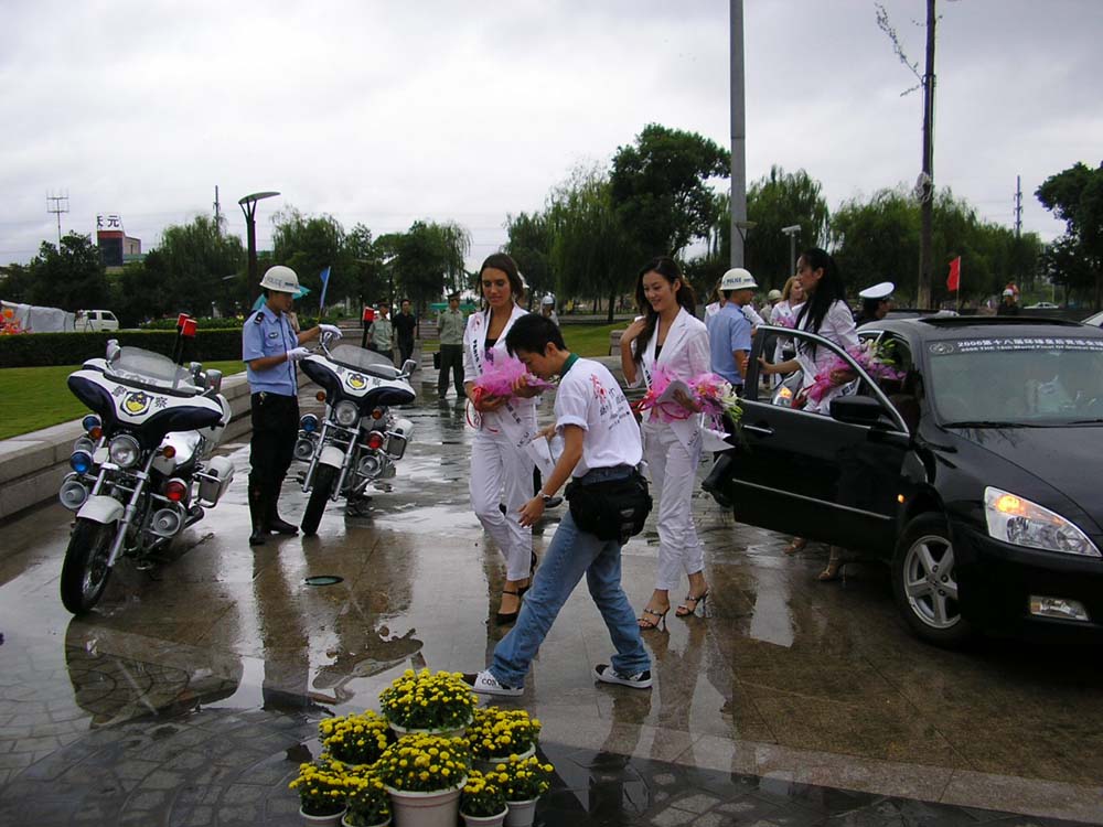 下车亮相.jpg