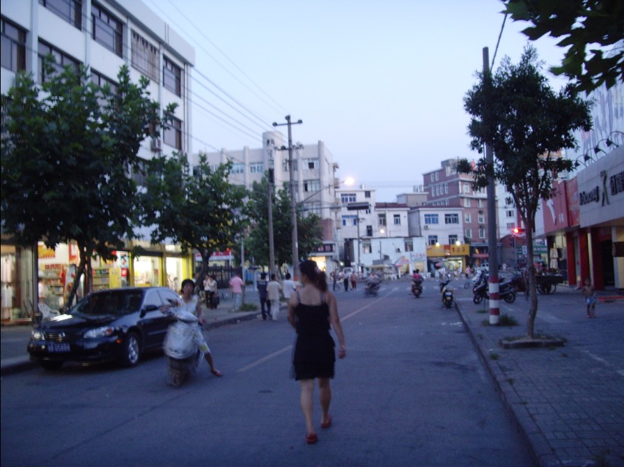 夜幕中的荔港路.jpg