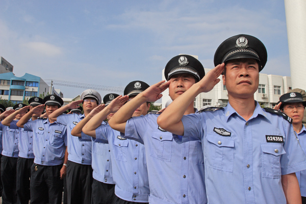 警察GG向国旗敬礼