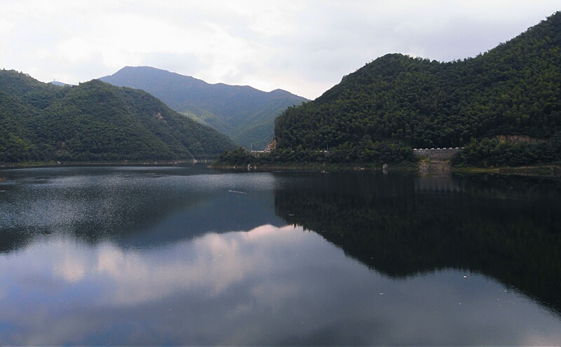 站在大坝上看水库