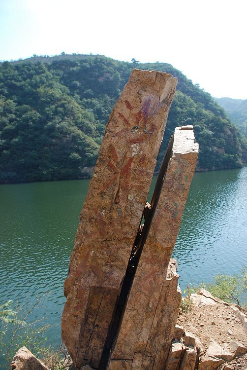 水库北侧岸边的石块