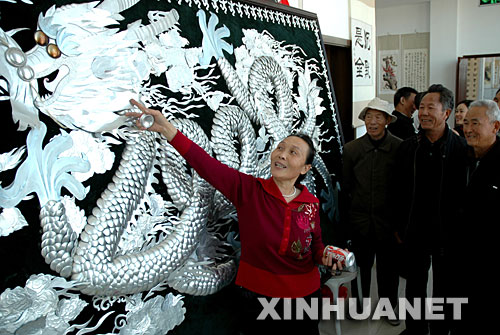 赵秀珍介绍“奥运中国龙”制作过程