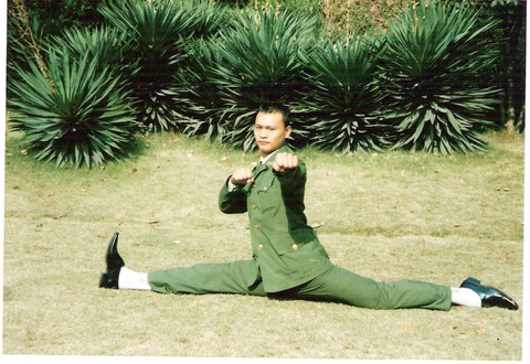 鲍劈叉.jpg