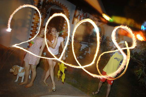 菲律宾：民众在马尼拉点燃“2008”烟花，迎接新的一年到来。