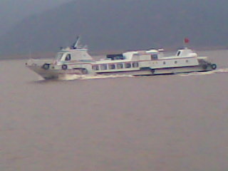 行驶中小型客艇.jpg