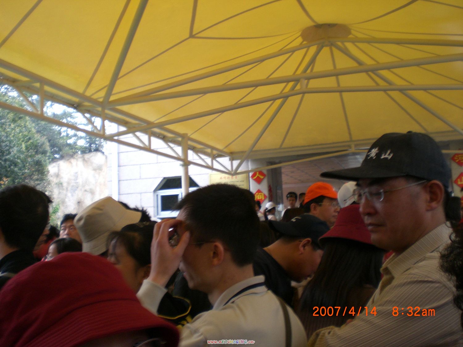 等待上缆车的游客.JPG