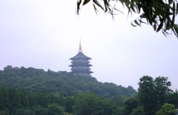 远望雷峰塔