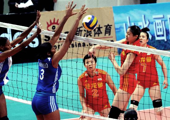 中国女排赵蕊蕊（右二）在比赛中进攻[新华社记者王小川摄]