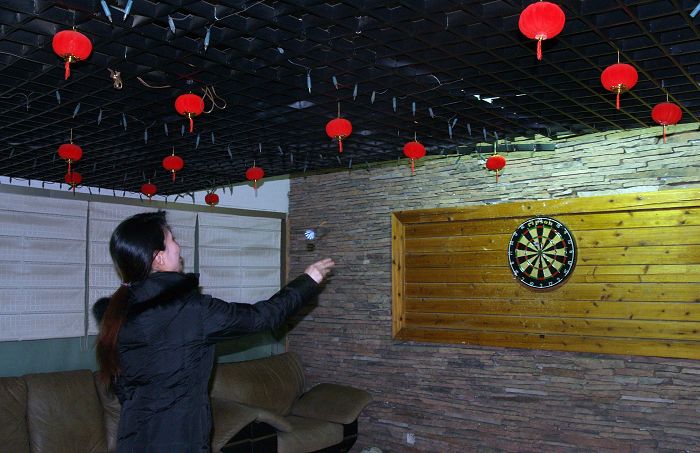 美女在练习射飞镖