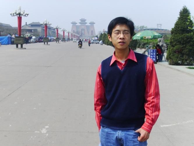 这是山西临汾著名的旅游景点，人不多，宽阔的大街显得空旷！