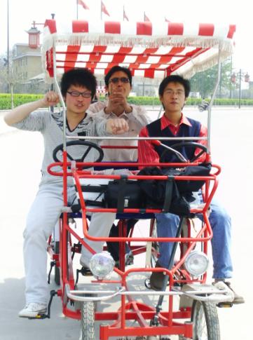 地方不小，人却不多，我们很是显眼。