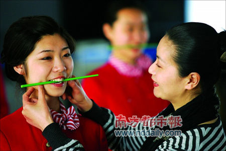 笑时嘴张大能咬根筷子是标准。这样一咬就得几十分钟,许多姑娘笑得脸部肌肉发麻,有时甚至磨 ...
