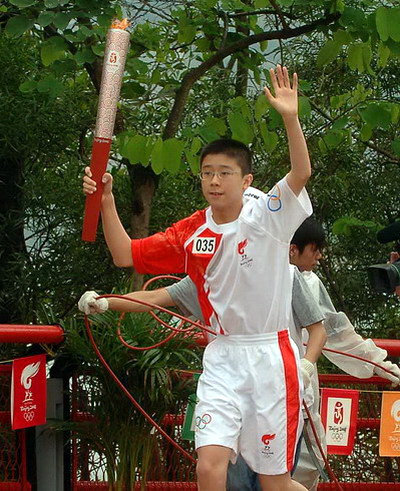 香港最年轻的火炬手、14岁的乒乓球运动员赵颂熙在传递圣火