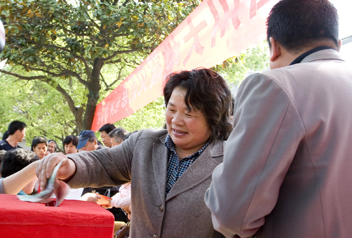 这位大姐最受感动.出门匆忙没多带钱.问人家借500.共捐1000元.