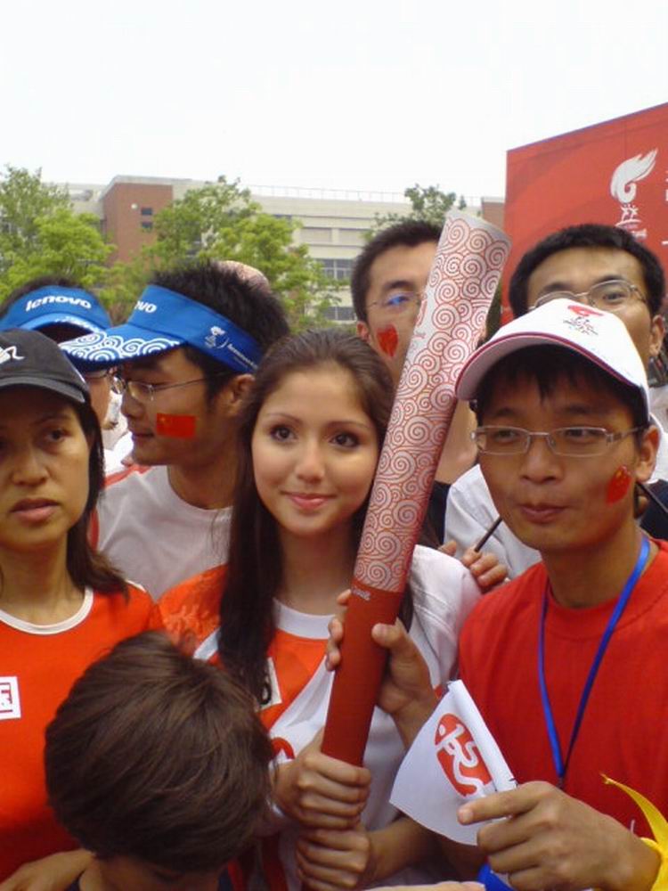 跟美女（混血儿）火炬手合个影