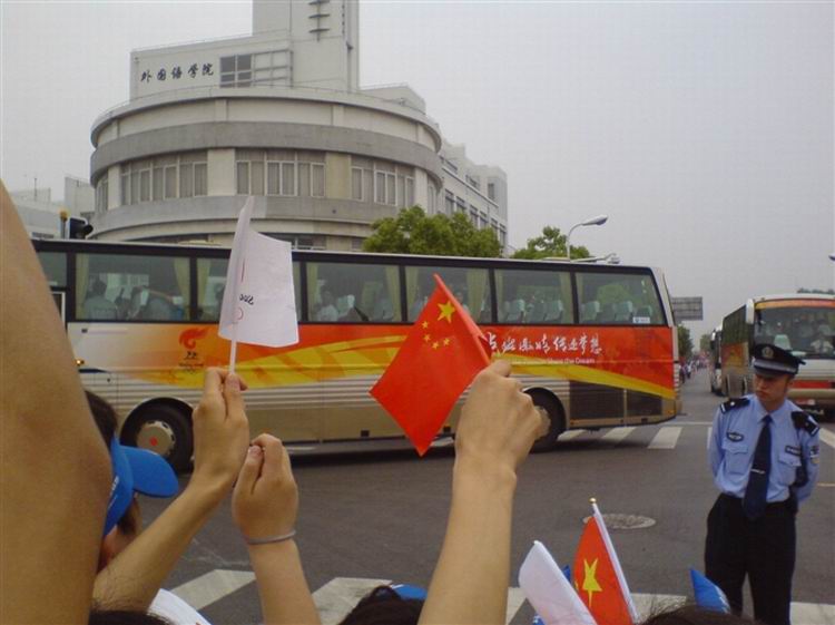 火炬手乘着大巴来到交大