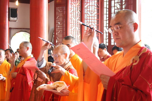 玉泉寺众僧祈愿颂经