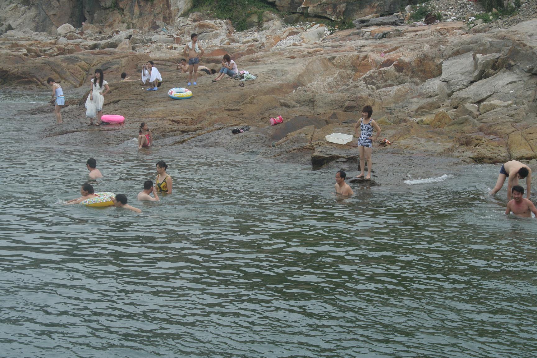 在那里游泳真舒服，海水很冰，还有好多小鲍鱼
