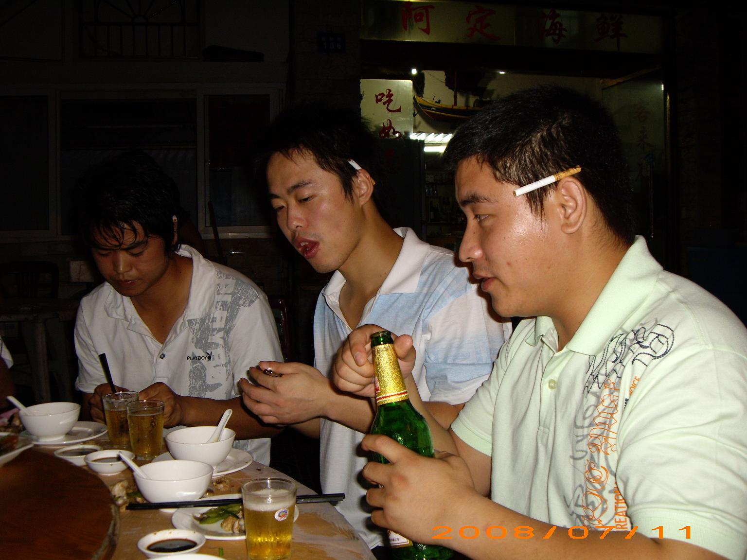 看什么都不顾了，注意形象啊