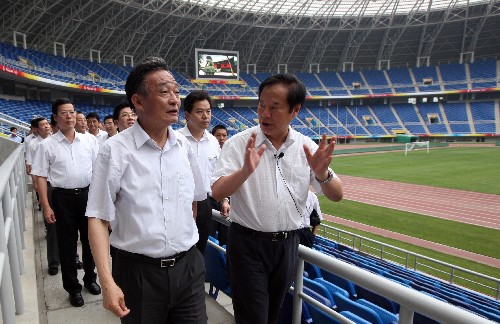 这是7月15日，吴邦国在天津奥林匹克中心体育场考察。