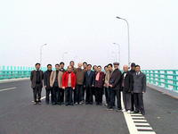 3月31日宁波诗社参观人员在大桥上合影.jpg